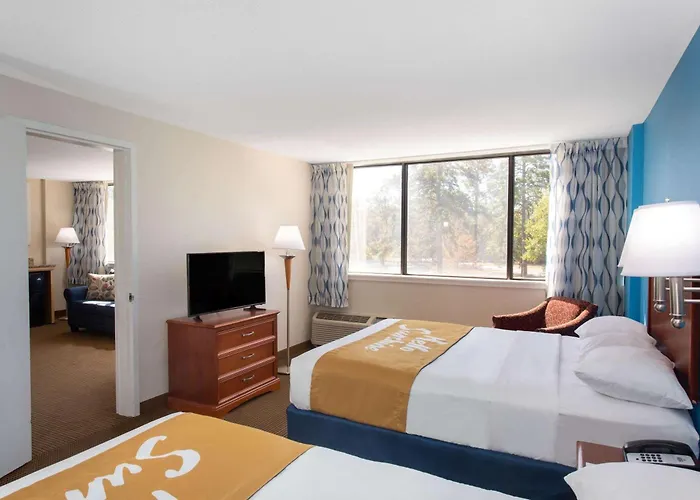 Hotel Days & By Wyndham Conf Center I-10