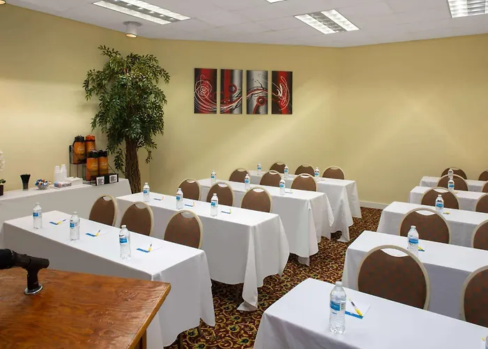 Days & By Wyndham Conf Center I-10 Hotel 2*