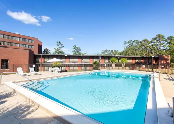 Hotel Days & By Wyndham Conf Center I-10 2*