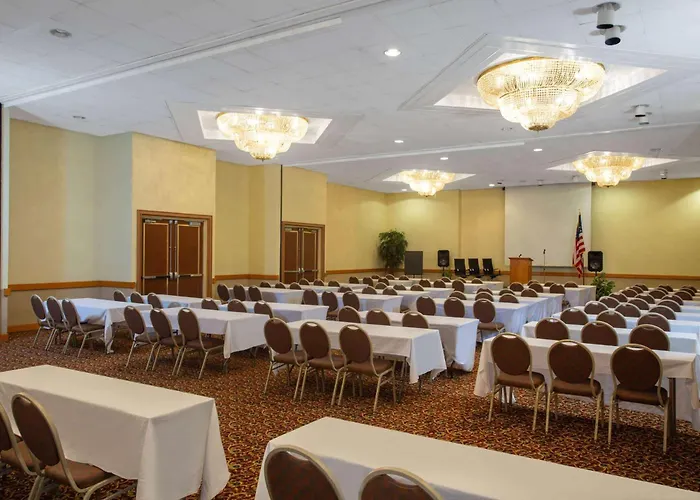 Hotel Days & By Wyndham Conf Center I-10