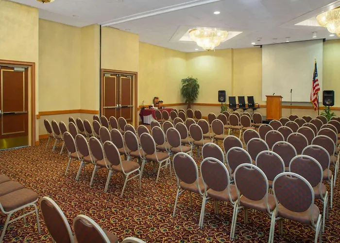 Days & By Wyndham Conf Center I-10 Hotel 2*