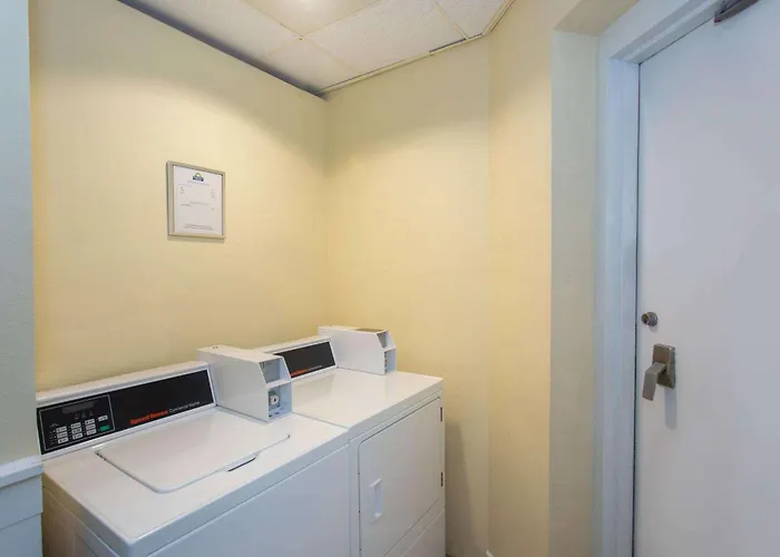 Hotel Days & By Wyndham Conf Center I-10 Tallahassee