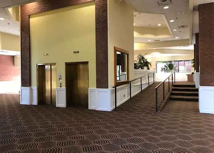 Hotel Days & By Wyndham Conf Center I-10