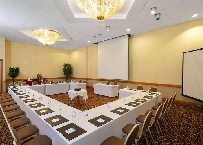 Days & By Wyndham Conf Center I-10 Hotel 2*