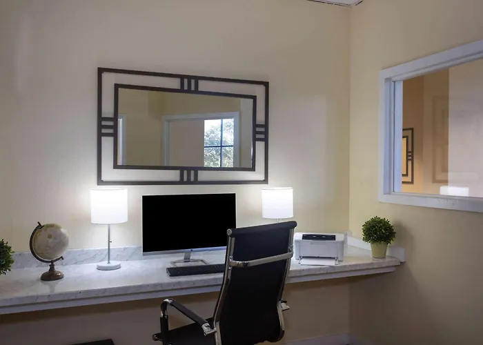 Hotel Days & By Wyndham Conf Center I-10