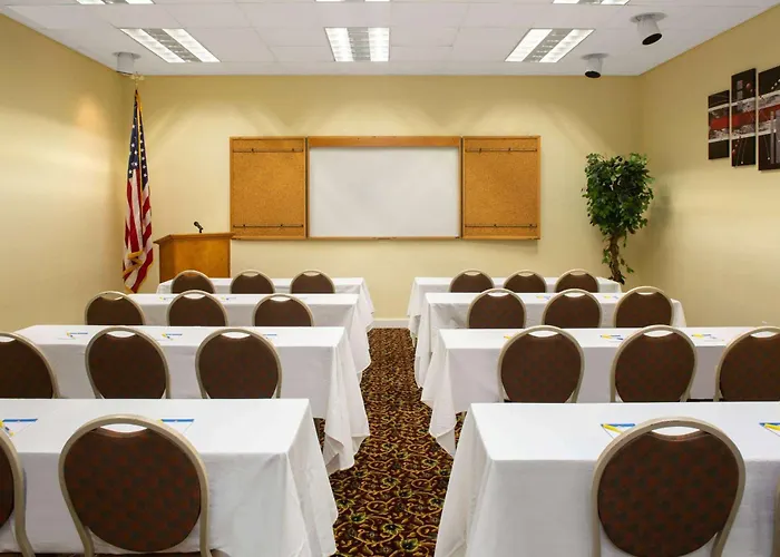 Hotel Days & By Wyndham Conf Center I-10