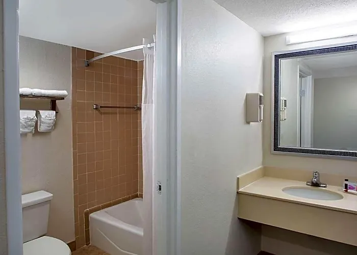Hotel Days & By Wyndham Conf Center I-10 2*